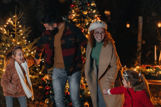 幸福的一家四口在平安夜玩得很开心图片下载