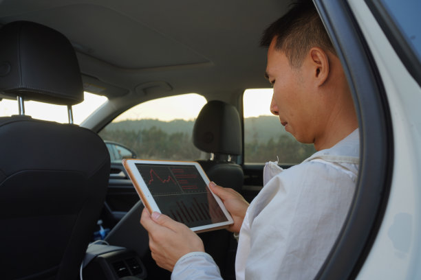 男子用平板电脑分析股票市场图片下载