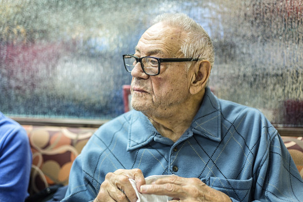 注意听障老人在早餐后集中注意力图片下载