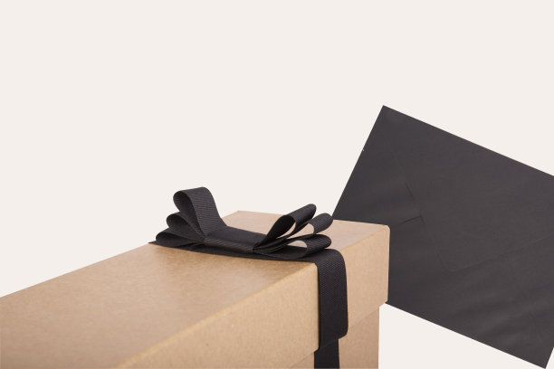 有黑色丝带和黑色信封的礼品盒。本空间图片下载