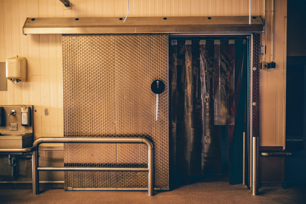 一个棕色的金属架子，包括屠宰场内的屠宰工具图片下载