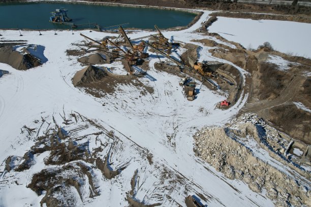 被水包围的建筑工地鸟瞰图图片下载