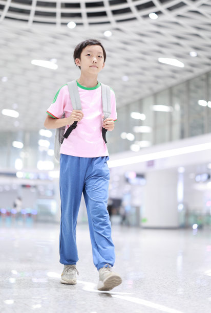 地铁上的小男孩图片下载