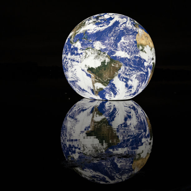 美丽的地球倒影在水中图片下载