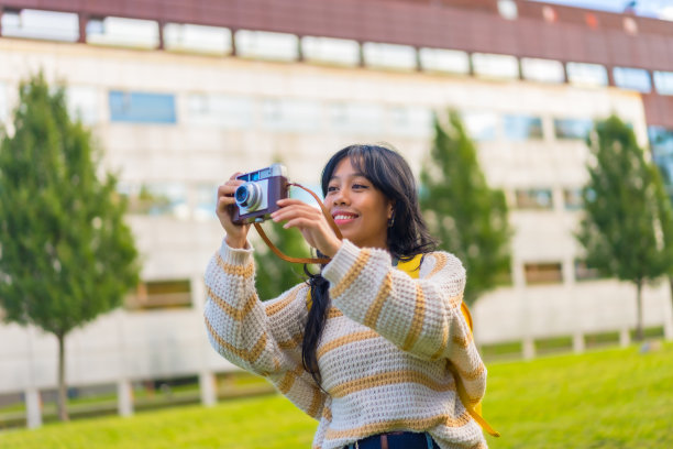 亚洲年轻女子摄影与老式照片相机，享受摄影图片下载