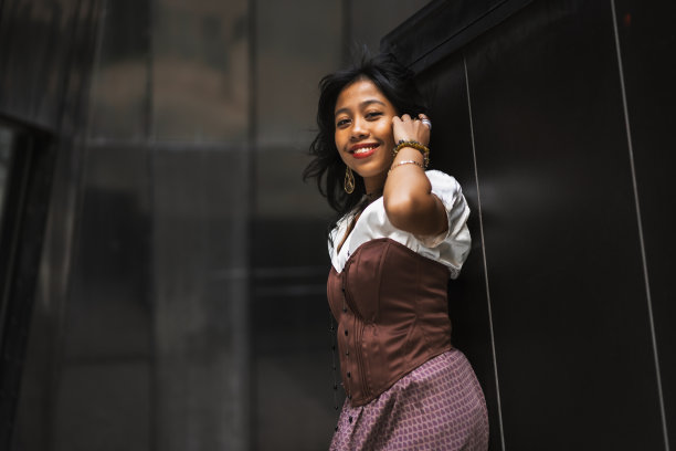 一个亚洲女孩穿着复古的亚洲传统长裙，在黑色背景上拍摄时尚照片图片下载