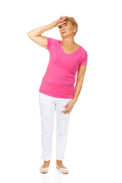 一个波兰老妇人的全身照片在疼痛中抱着她疼痛的头，隔离在白色上图片下载