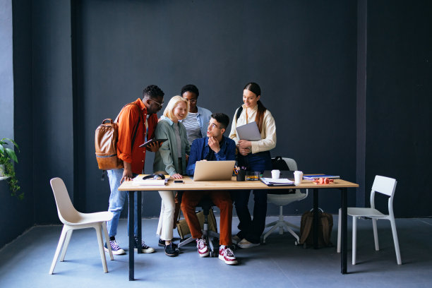 五个微笑的朋友一起在图书馆学习图片下载