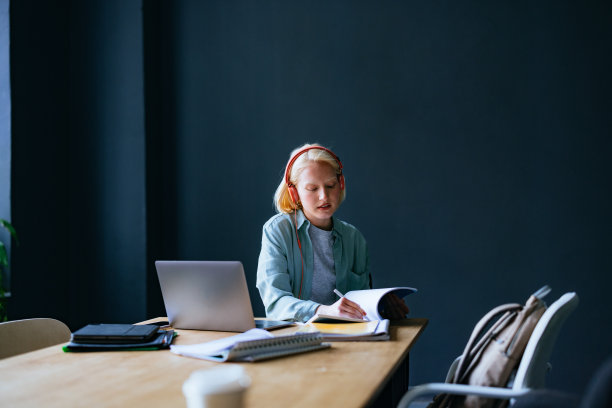 在图书馆学习的年轻女学生图片下载
