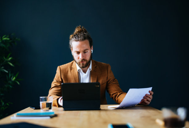 严肃的商人在办公室用平板电脑进行视频通话图片下载