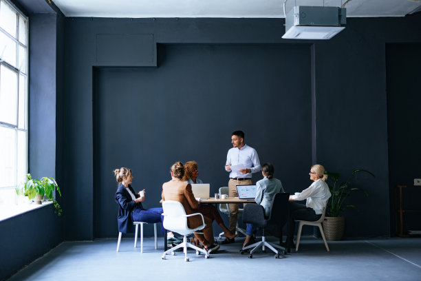 一群商人在他们的公司开会图片下载