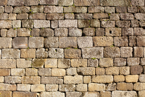 西班牙加利西亚乌伦斯省里巴达维亚中世纪城堡外墙的石墙部分。图片下载