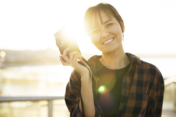 带着相机的迷人游客图片下载