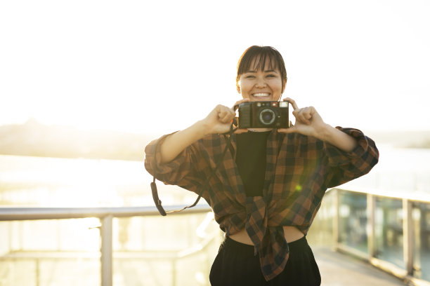 带着相机的迷人游客图片下载