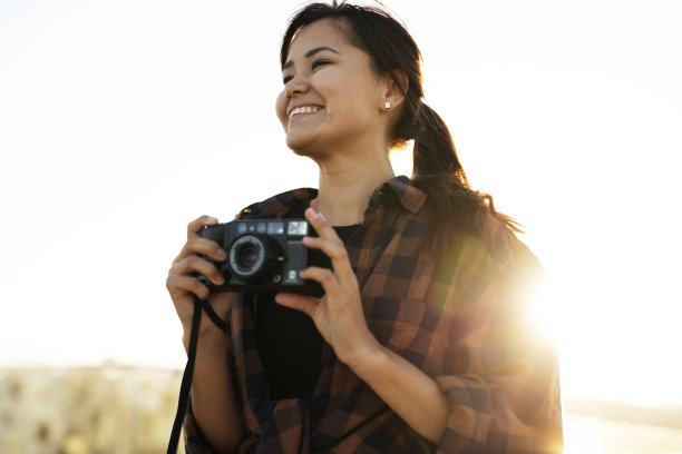 带着相机的迷人游客图片下载