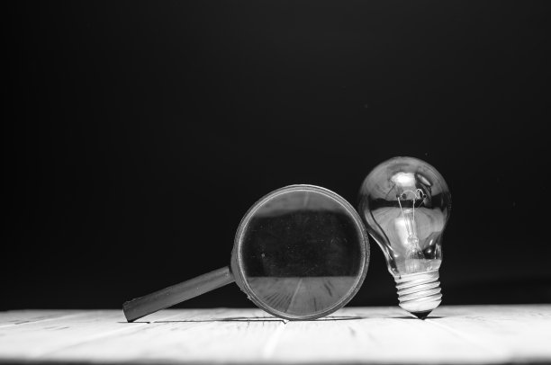 放大镜和灯泡图片下载