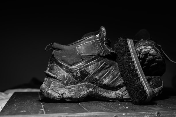 脏的鞋子图片下载