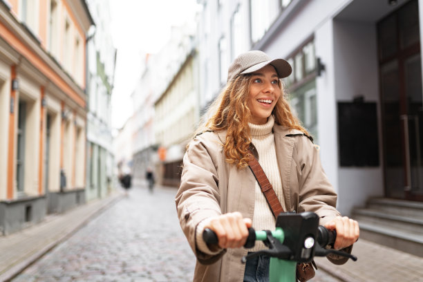 近距离肖像的年轻女子与电动滑板车在城市图片下载