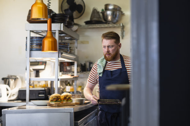 厨师准备汉堡图片下载