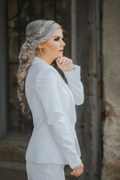 优雅时尚的白人女性在漂亮的白色西装和裤子摆姿势为时尚照片图片下载