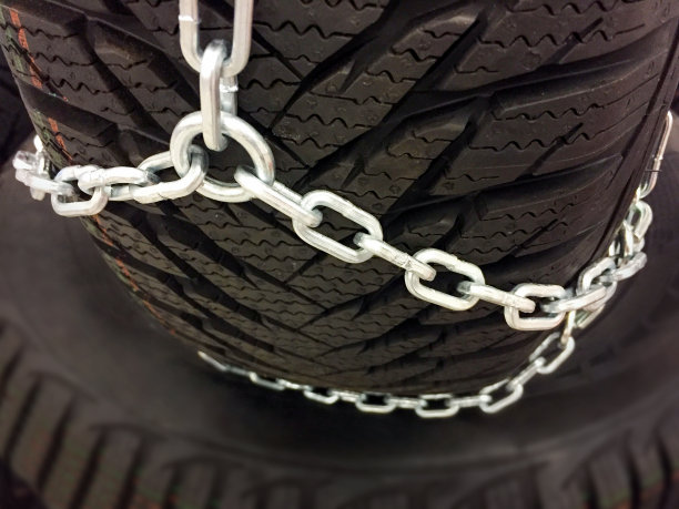 汽车车轮与冬季轮胎和雪链。轮胎防滑链图片下载