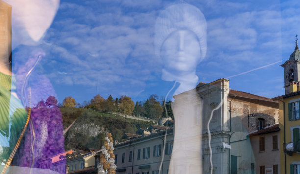 阿罗娜在一家服装店里沉思图片下载