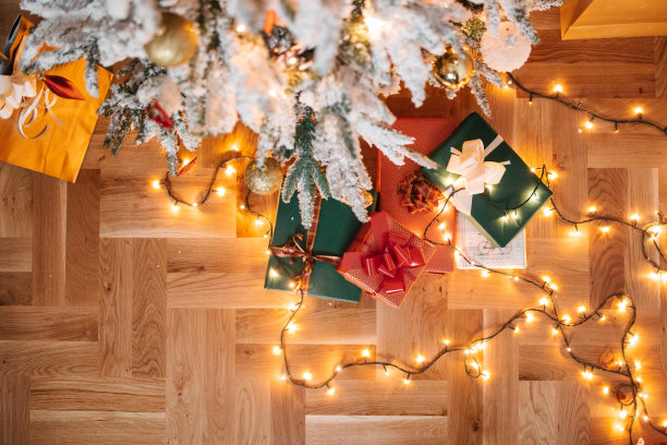 圣诞树下的圣诞礼物图片下载