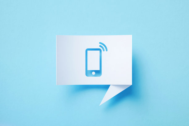 矩形白色聊天气泡与裁剪出的手机符号坐在蓝色背景图片下载