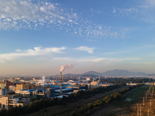 工厂烟囱废气的鸟瞰图图片下载