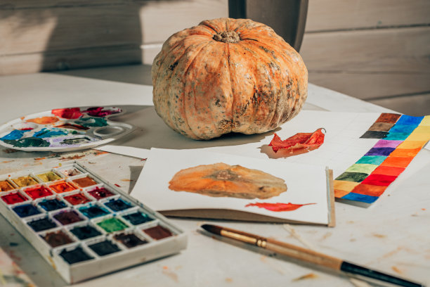 在速写本上用水彩画。秋天静物有南瓜和红叶。在家学习画画。图片下载