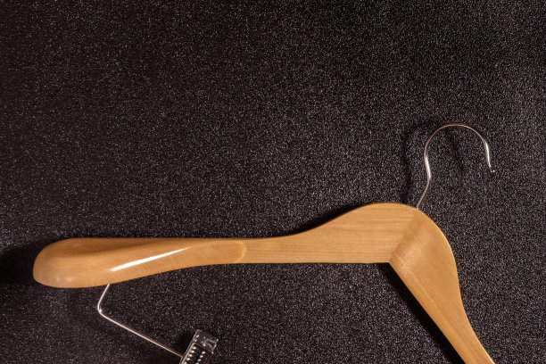 浅木衣架上有黑色斑点的背景图片下载