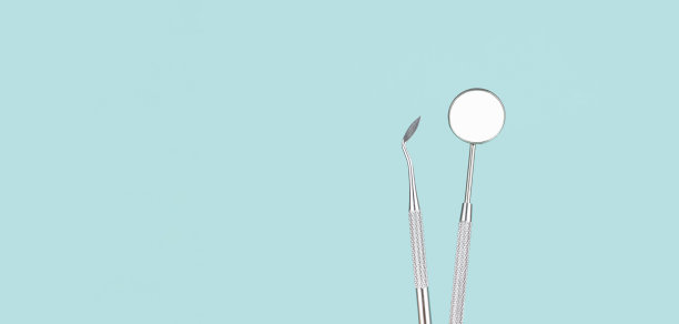 蓝色背景的专业工具和医疗设备。牙科卫生与健康概念图蓝色背景的牙科工具。医疗技术概念。图片下载