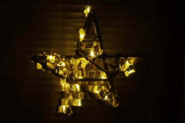 五角星与圣诞装置灯通过波纹玻璃看到图片下载