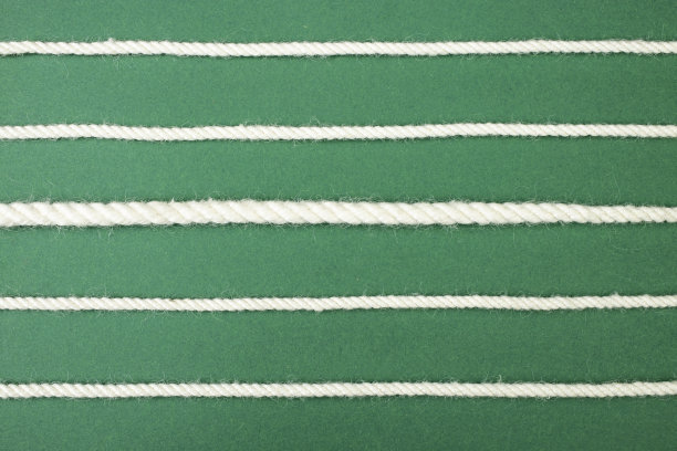 绿色背景上的白色棉绳线图片下载