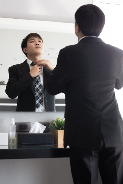 帅小伙正在穿衣服上班图片下载