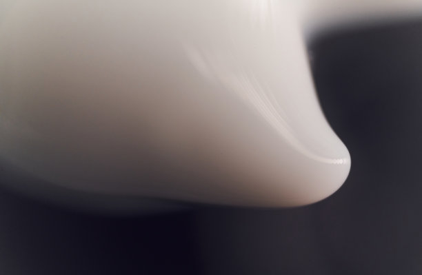 美容霜在显微镜下。近景视图图片下载