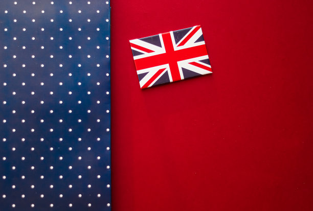 英国国旗上的红蓝波点平坦背景，为节日设计和高端产品广告图片下载