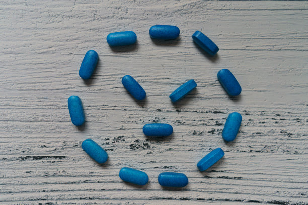 生气的笑脸，是人类情感的概念。图片下载