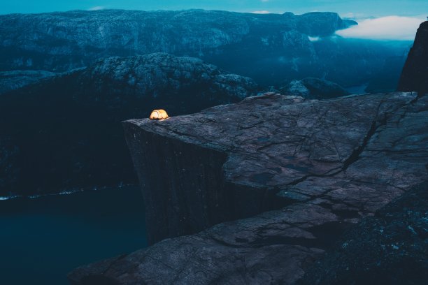 布道石边上的帐篷图片下载