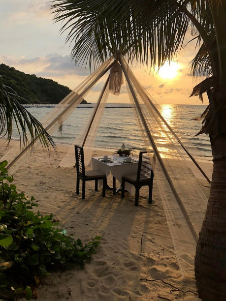 在Ko Samet海滩浪漫的两人用餐图片下载