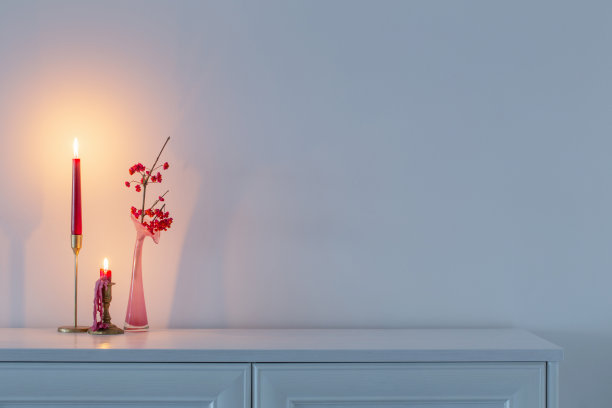 粉红色的圣诞装饰和白色的室内燃烧的蜡烛图片下载