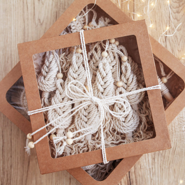 Handmade macrame cotton сross-body bag. Eco bag for women from cotton rope. Scandinavian style bag.  Creme tones, sustainable fashion accessories. Details. Close up image图片下载