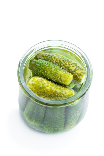 腌黄瓜在小玻璃罐孤立的白色背景图片下载