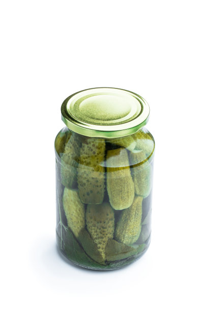 白背景玻璃罐中腌制黄瓜图片下载