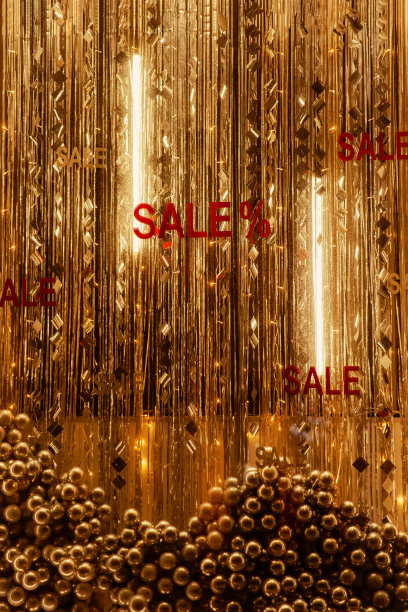 节日圣诞装饰的橱窗与黄金装饰和销售字母图片下载