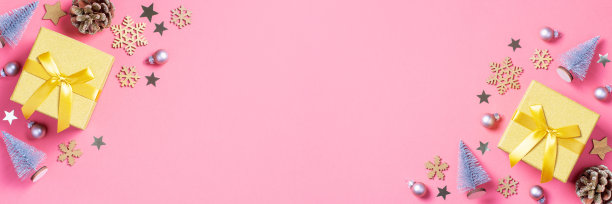 圣诞金色礼品盒迷你圣诞树和彩粉背景上的小玩意图片下载
