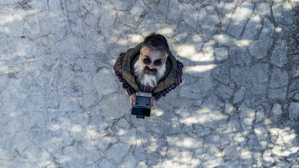 航拍的一名男子控制着他的无人机并拍了一些照片图片下载