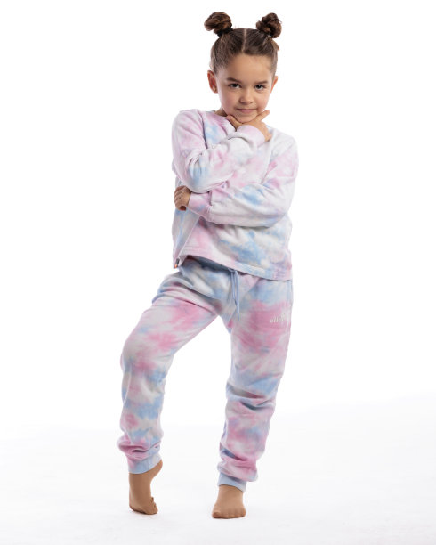 一个小女孩的肖像在运动服做体操在照相馆的白色背景图片下载