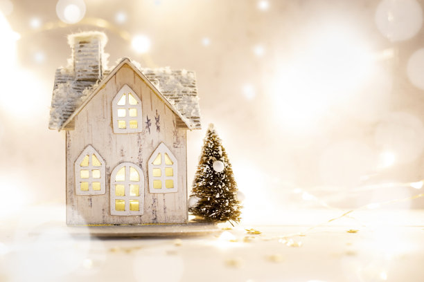 灯光背景下的玩具房子。横幅，复制空间。图片下载