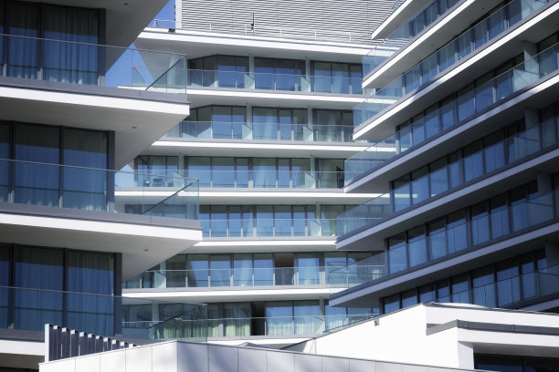 现代公寓楼的白色阳台图片下载